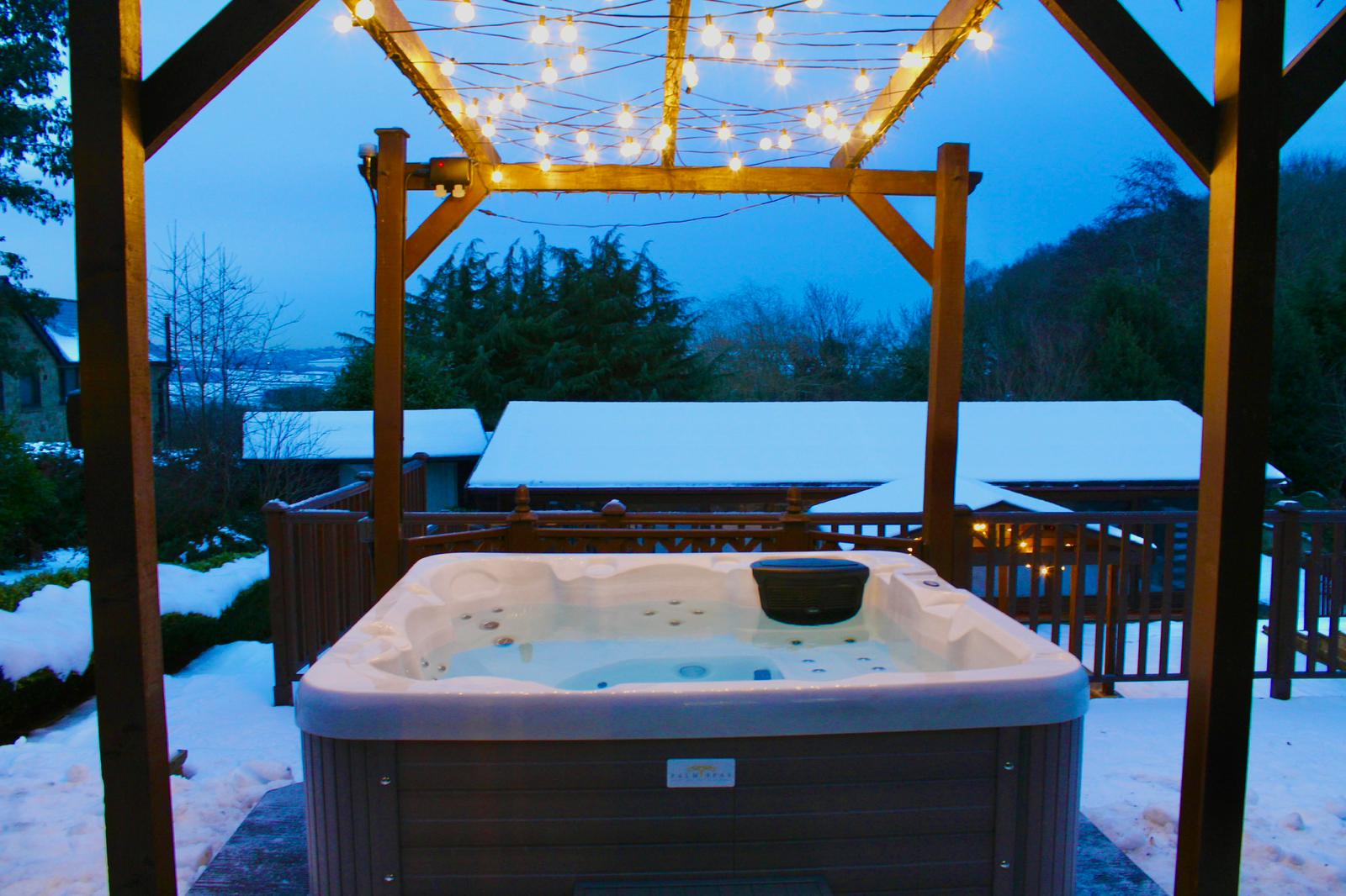 Outdoor hot tub at Habberjam Farm luxury retreat in Derbyshire overlooking eckington forrest